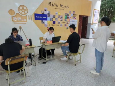 党建引领聚合力 便民服务零距离--桂林市将军桥小学党支部开展“我为群众办实事”主题党日活动