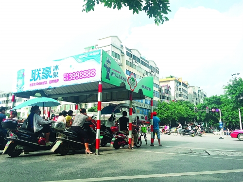 便民遮阳棚上的“牛皮癣”不见了 - 桂林日报社数字报刊平台--桂林生活网